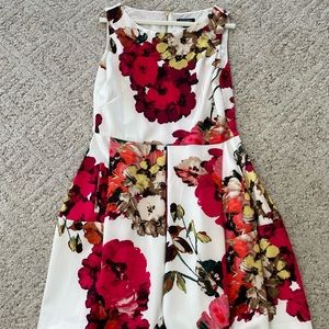 Pretty flare spring sleeveless dress.